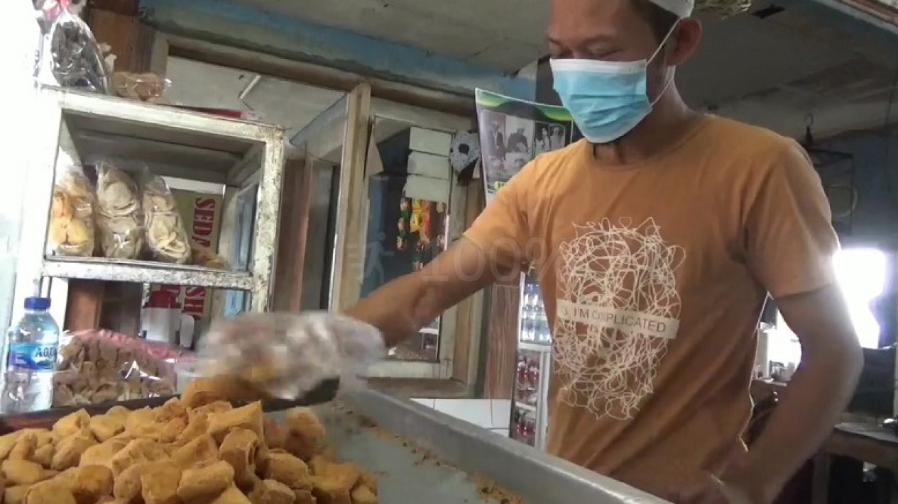 Pedagang Tahu Sumedang Terjepit Diantara Kenaikan Harga Kedelai dan Langkanya Minyak Goreng
            - galeri foto