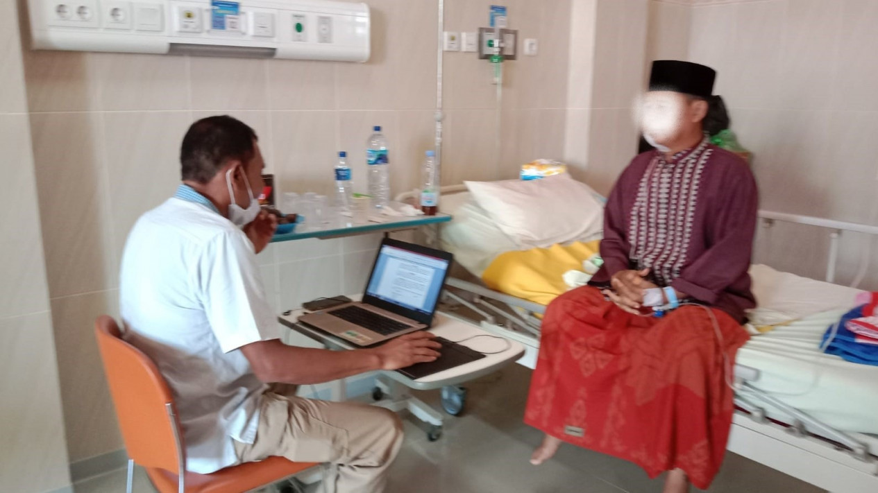Diperiksa di RS, Pengasuh Ponpes Korban Penusukan Mengaku Ditikam Empat Kali
            - galeri foto