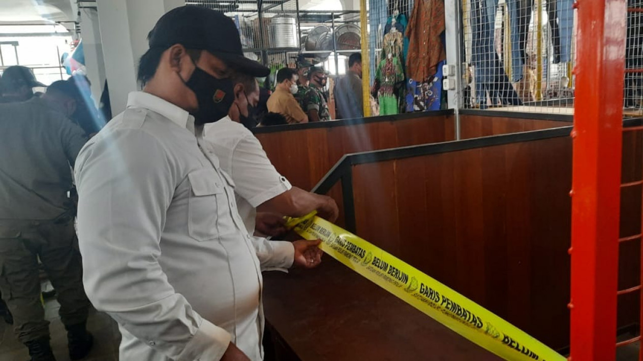 Satpol PP Segel Ratusan Lapak Pedagang Pasar Johar Semarang
            - galeri foto