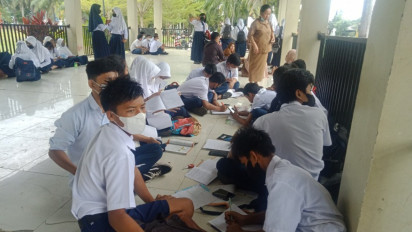 Tidak Memiliki Ruangan Belajar, Ratusan Siswa SMPN 2 Mamuju Terpaksa Belajar di Lantai Pendopo