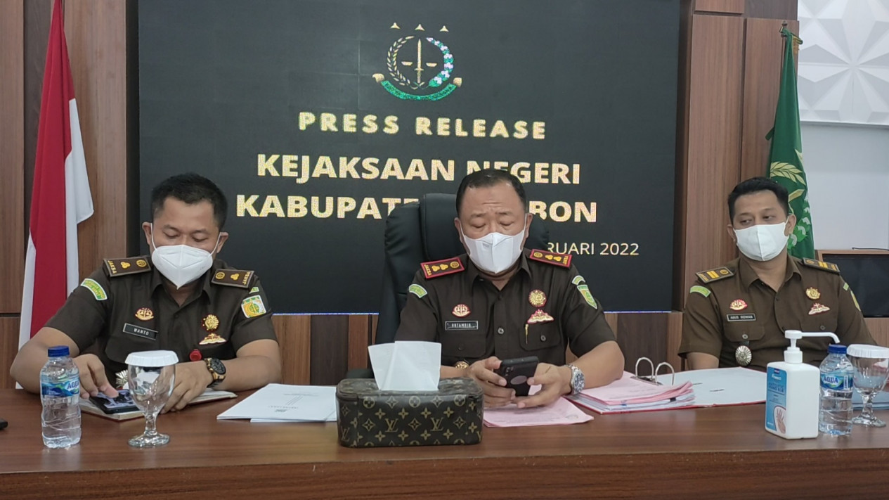 Pelapor Kades Korupsi Jadi Tersangka, Ini Penjelasan Kejari Cirebon tentang Nurhayati
            - galeri foto