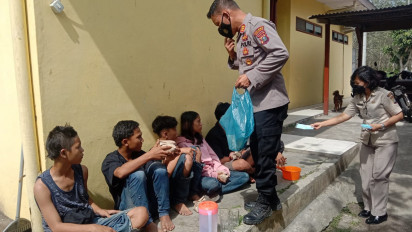 Cegah Penyebaran Covid-19, Polisi Swab Anak Jalanan dan Pengamen di Simalungun