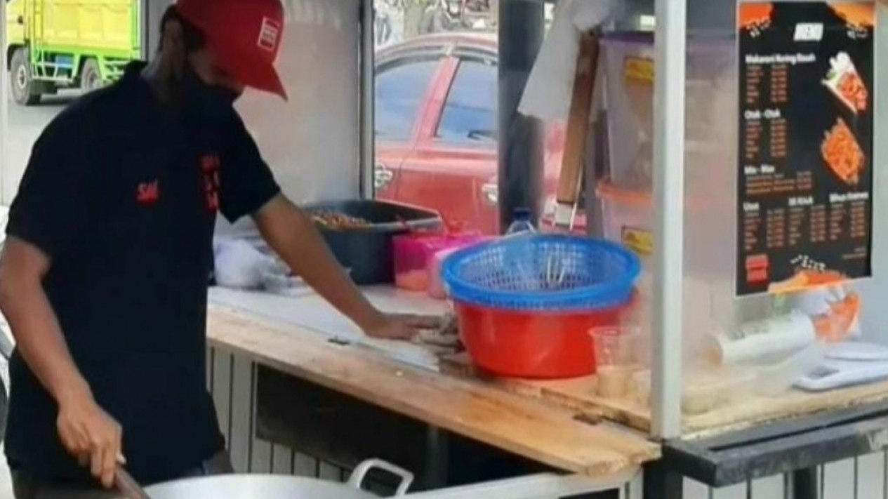 Pedagang Kecil Keluhkan Harga Minyak Goreng dan Kedelai yang "To The Moon"
            - galeri foto