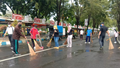 Cegah Banjir, Personel Gabungan Bersihkan Aliran Sungai, Selokan dan Sapu Jalan dari Sampah