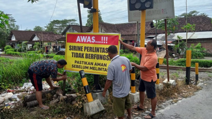 Kerap Kecelakaan, Warga Swadaya Pasang Rambu Peringatan di Perlintasan Rel Kereta Api Tanpa Palang Pintu