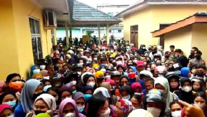 Emak-emak Rebutan Minyak Goreng Hingga Jatuh Pingsan di Lampung Utara