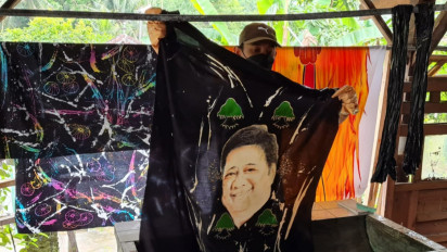 Perajin Batik di Bantul Membuat Batik Lukis Wajah Capres Airlangga Hartarto