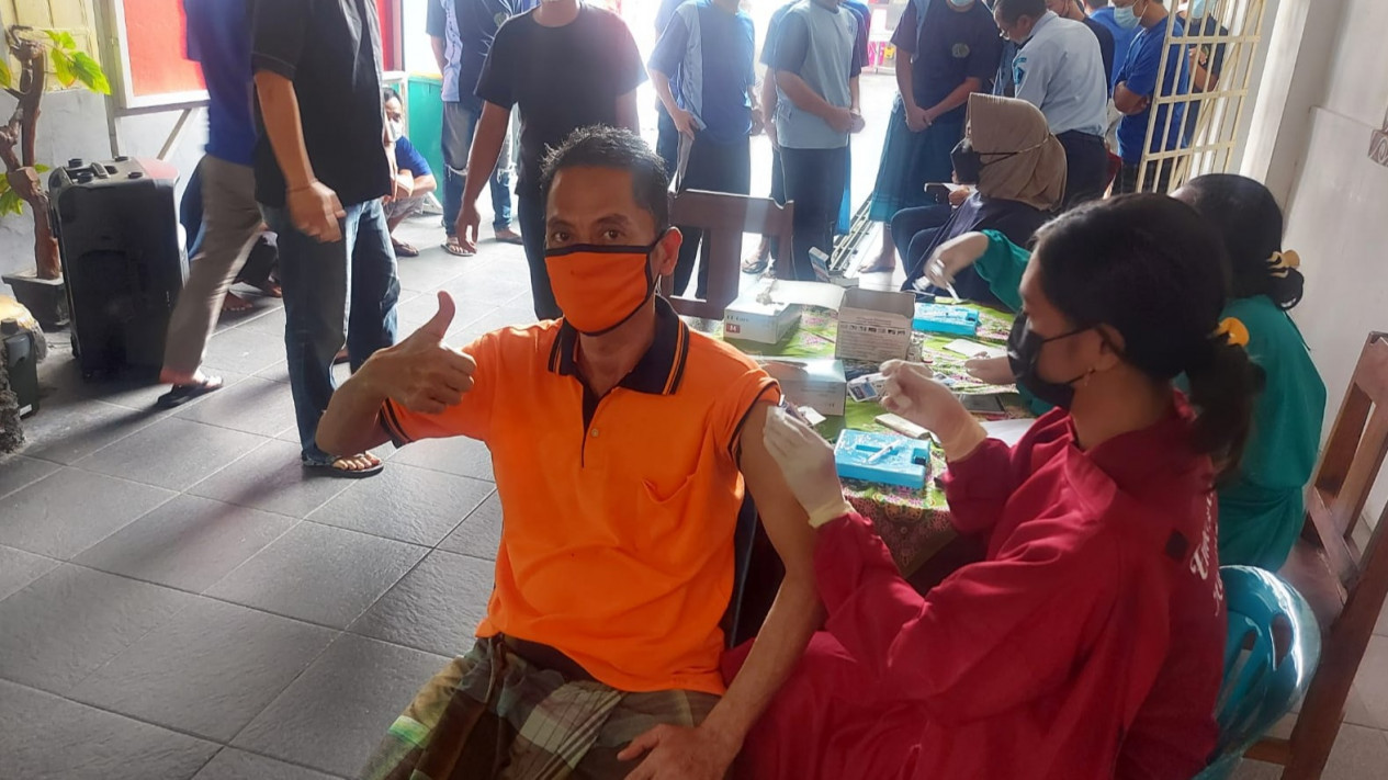 Cegah Covid-19, Puluhan Warga Binaan Rutan Salatiga Terima Vaksinasi Booster
            - galeri foto