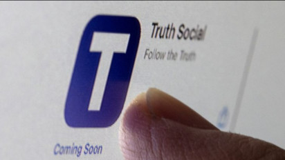 Dilarang Punya Akun FB, Twitter dan Youtube, Donald Trump Rilis Medsosnya Sendiri "Truth Social"