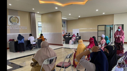 Calon Jamaah Umroh Serbu Layanan Paspor Simpatik Imigrasi