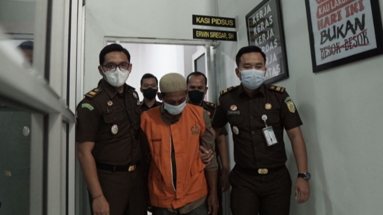 Korupsi Dana Desa Sebesar Rp 438 Juta, Mantan Bendahara Ditahan Kejari Aceh Barat
            - galeri foto