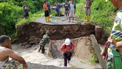 Banjir Dan Longsor Putus Jalan Poros Penghubung 2 Kecamatan Di Pulau Jampea Selayar
