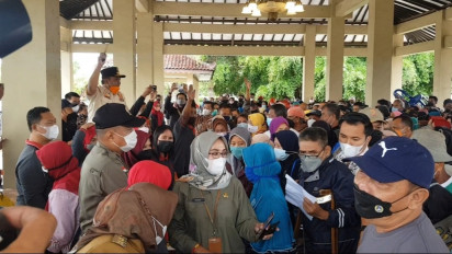 Warga Berdesakan Berburu Minyak Goreng Murah