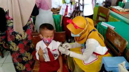 Demi Hilangkan Rasa Takut Siswa Saat Disuntik Vaksin, Nakes di Bangkalan Pakai Kostum Unik