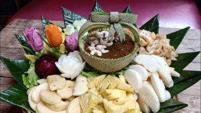 Dipercaya Banyak Vitamin, Rujak Buah Jadi Makanan Laris di Masa Pandemi Covid-19
