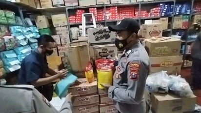 Ketika Petugas Temukan Minyak Goreng Menumpuk di Gudang Minimarket Probolinggo