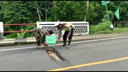 Satlantas Polres Tanggamus Tambal Jalan Berlubang di Jalinbar Sumatera