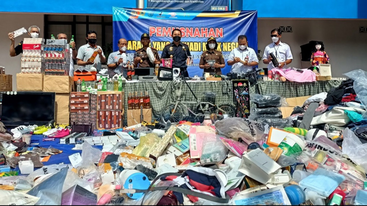 Bea Cukai Yogyakarta Musnahkan Ribuan Barang Impor Ilegal, Ada Sex Toys
            - galeri foto