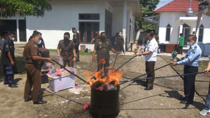 Kejari OKU Selatan Musnahkan BB Hasil Perkara