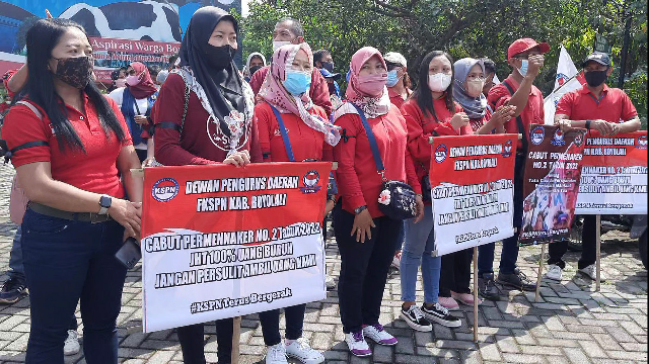Tolak Aturan JHT, Ratusan Buruh Geruduk Kantor DPRD Boyolali
            - galeri foto