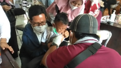 Hendak Disuntik Vaksin, Siswa SD di Sampang Meronta dan Menangis
