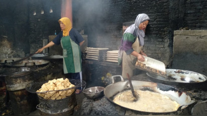 Pedagang Gorengan di Kota Batu Mengeluh Minyak Goreng Mahal dan Langka