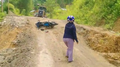 Terobos Jalan Longsor, Pengendara Motor di Poros Rantepao – Bokin Terjungkal