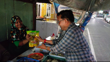 Wakil Ketua DPRD Kota Sibolga Bagi-bagi Minyak Goreng Gratis Kepada Pedagang Makanan