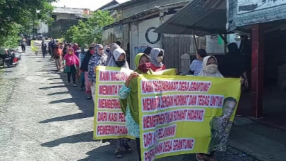 Tuntut Oknum Perangkat Desa Pelaku Asusila Mundur, Emak-emak di Purbalingga Demo Keliling Kampung