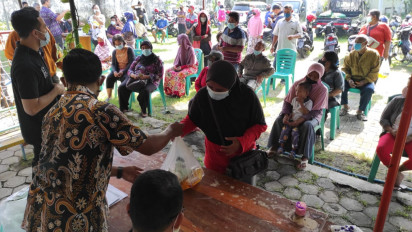 Celupkan Jari ke Tinta Setelah Beli Minyak Goreng, Operasi Pasar Murah Diserbu Warga