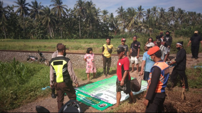 Hiraukan Suara Klakson Kereta Api, Seorang Wanita Tewas Tersambar