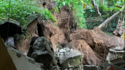 Longsor Batu Besar Timpa Rumah Warga di Purbalingga