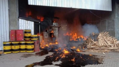Diduga Oli Bocor dan Keluarkan Percikan Api, Pabrik Pengolahan Kayu Terbakar