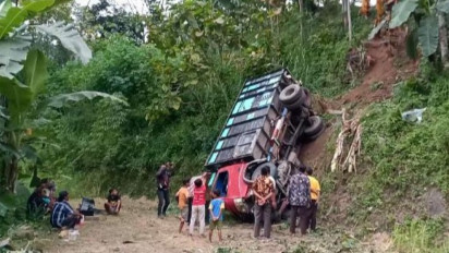 Sopir Lupa Menarik Rem Tangan, Truk Masuk Jurang Sedalam Tujuh Meter