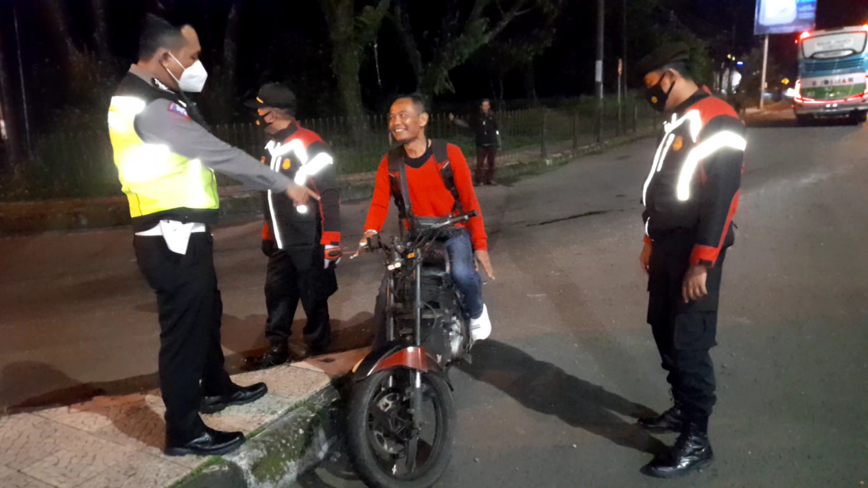 Antisipasi Aksi Brutal Geng Motor, Polisi Gelar Operasi KRYD di Tasikmalaya
            - galeri foto