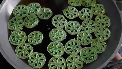 Kue Kembang Goyang, Yuk Intip Cara Bikinnya yang Unik