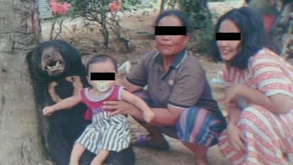 Viral! Satu keluarga Selfie dengan Beruang Madu yang Terjerat, BBKSDA Riau Meradang 