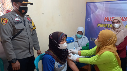 Dukung Percepatan Penanganan Covid-19, Polisi Berikan 600 Dosis Vaksin bagi Lansia