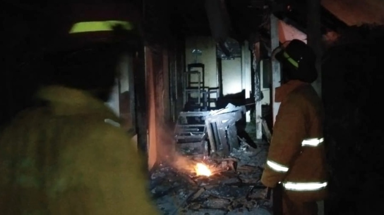 ODGJ Diduga Nyalakan Api, Eks Kantor Pengadilan Negeri Gresik Terbakar
            - galeri foto