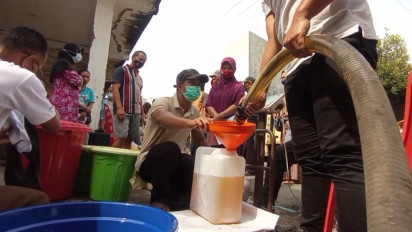 Bawa Jerigen, Puluhan Pedagang di Madiun Antre Beli Minyak Goreng Curah Murah untuk Dijual Kembali