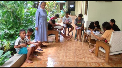 Kisah Pelajar di Kota Ende Belajar Daring Pinjam Wifi di Rumah Bina Suster