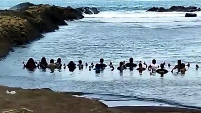 Polisi Bubarkan Belasan Orang Gelar Ritual di Pantai Watu Ulo Jember