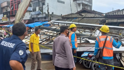 Hujan dan Angin Kencang, Papan Reklame Ambruk Timpa Sejumlah Bangunan dan Kendaraan.