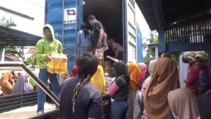 9.000 Botol Minyak Goreng Habis Diserbu Warga Takalar