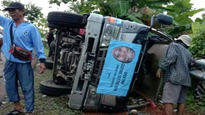Sebuah Kendaraan Travel Mikrobus Terguling di Sukabumi, Satu Orang Meninggal Dunia