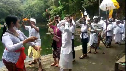 Jelang Nyepi, Umat Hindu Banyuwangi Gelar Upacara Melasti di Danau Rowo Bayu 