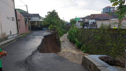 Hujan Deras, Jalan Komplek Perumahan di Purwokerto Ambrol