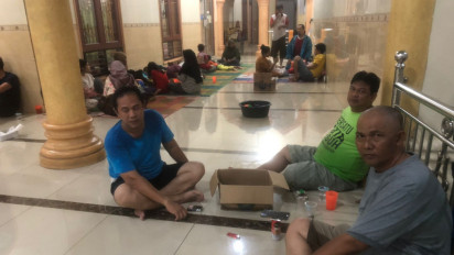 Puluhan Warga Korban Banjir Medan Mengungsi ke Masjid