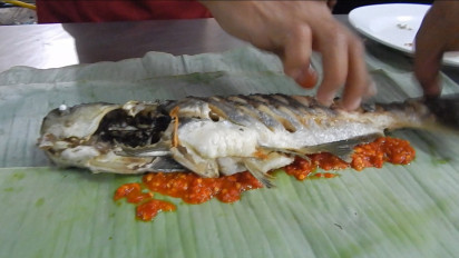 Sedapnya Ikan Patin Bumbung, Dibakar Dalam Bambu
