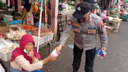 Penegakan Prokes, Petugas Bagikan Masker ke Warga di Kab.Semarang